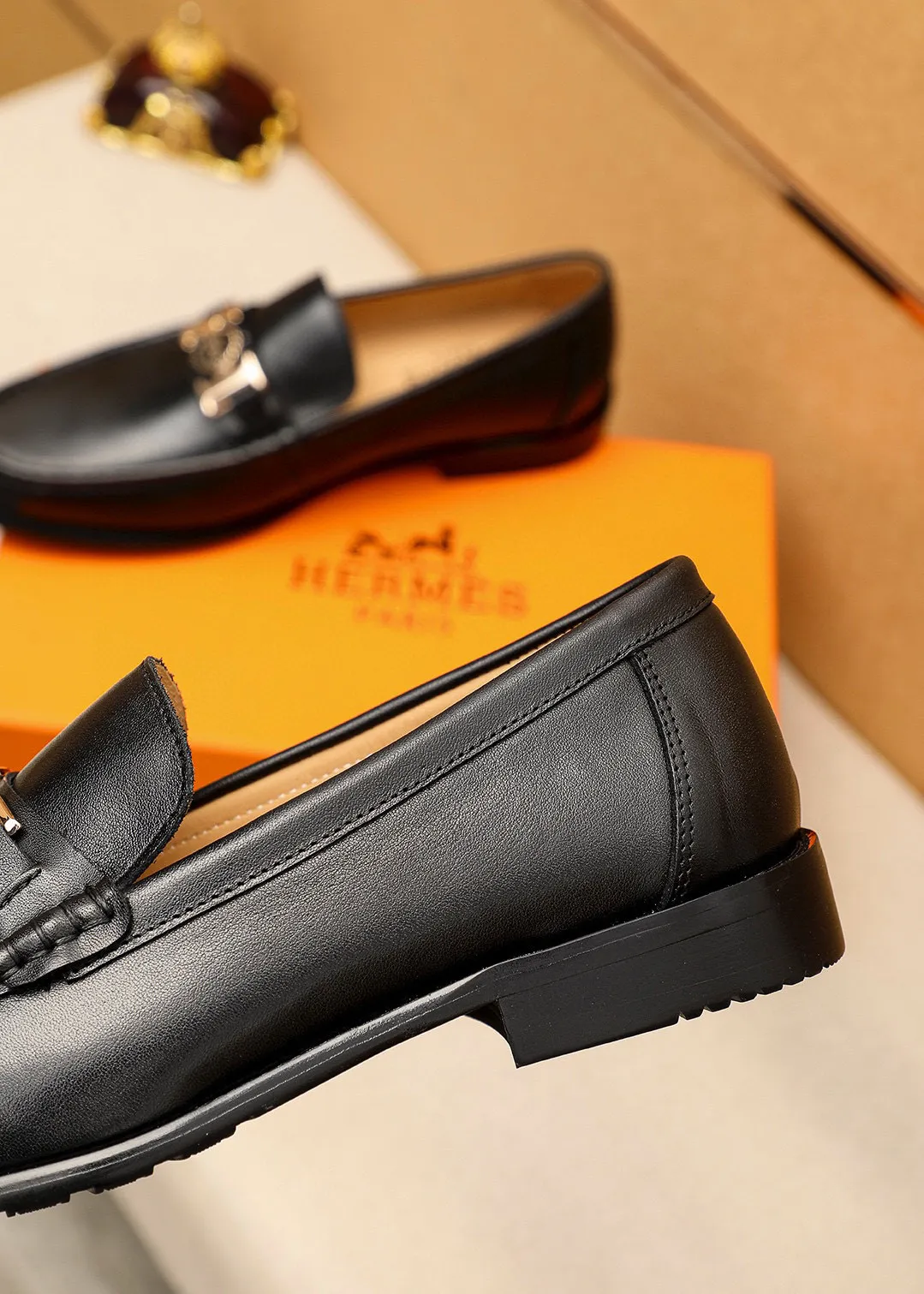 Men's shoes 💰442 💐 Product trademark: HERMES "Hermès" casual leather shoes Regular size: 38-44 (45🉑️customized) Product materials: Selected imported first-layer calfskin upper + luxury hardware buckle, imported water-dyed 🐂 cowhide lining. Strong three-dimensional visual effect, combined outsole Color: 1⃣️color optional